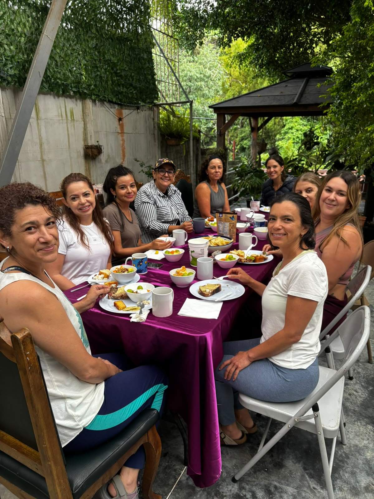 Women gathered around a table in the Nossa garden
